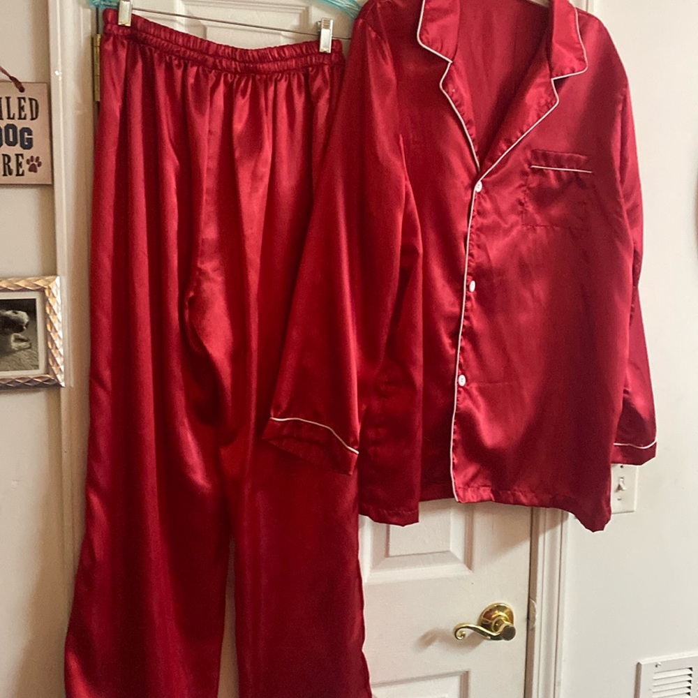Beautiful Red Shears & Shear. Lounge and Bed Pajamas. Size 3XL